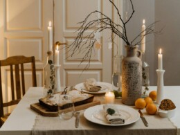 table avec nappe et bougies