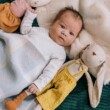 Bébé dans un lit