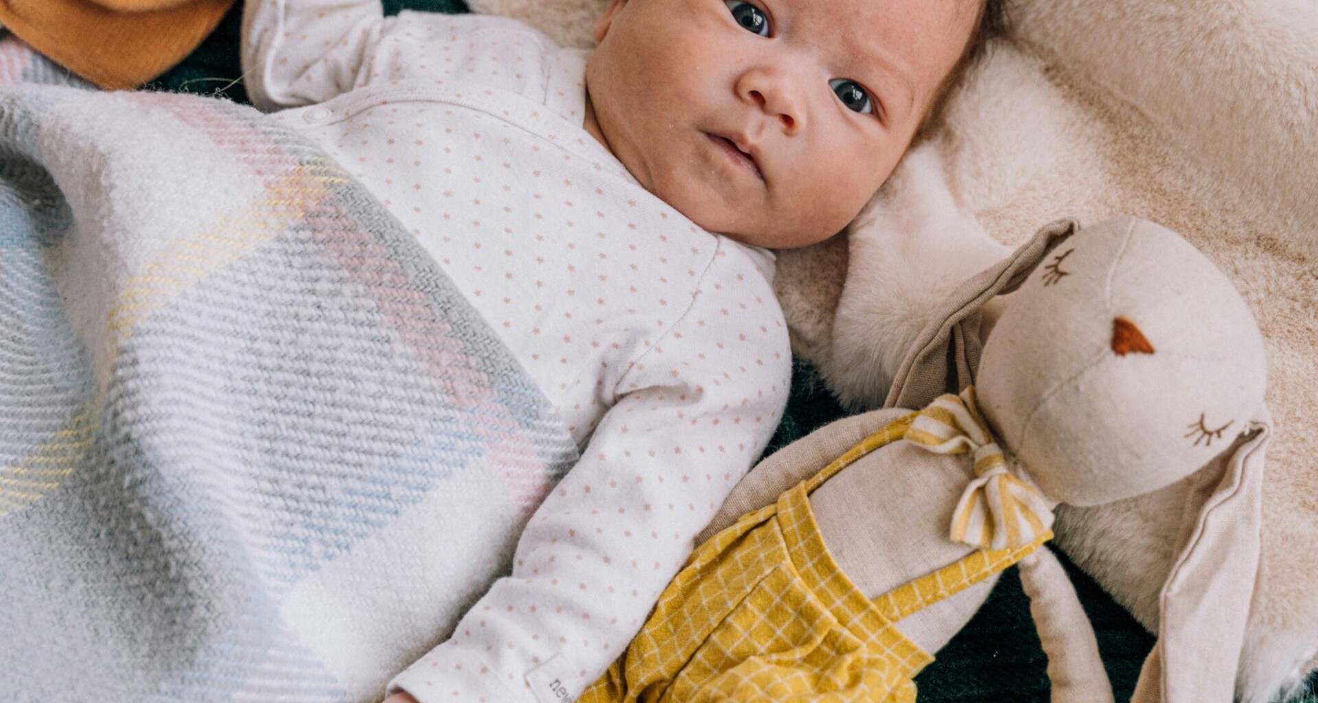 Bébé dans un lit