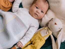 Bébé dans un lit