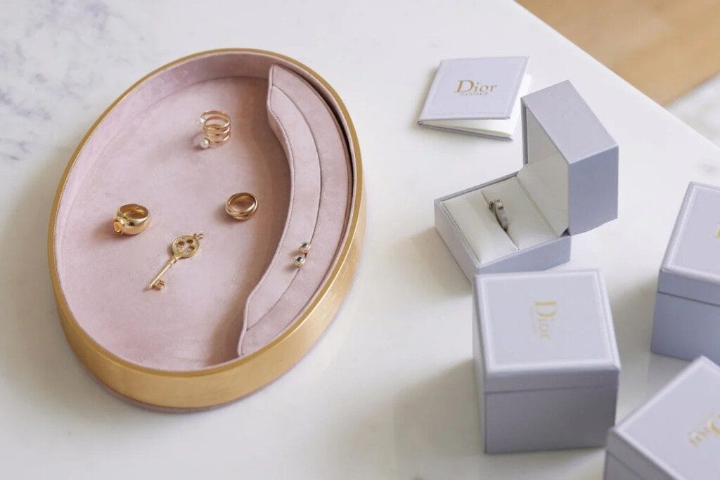 Des boites à bijoux Dior et des bijoux en or
