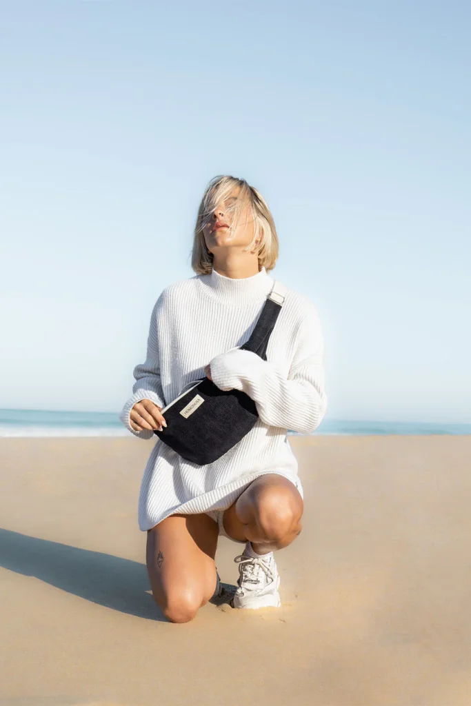 Femme avec sac banane XL Homonoia 