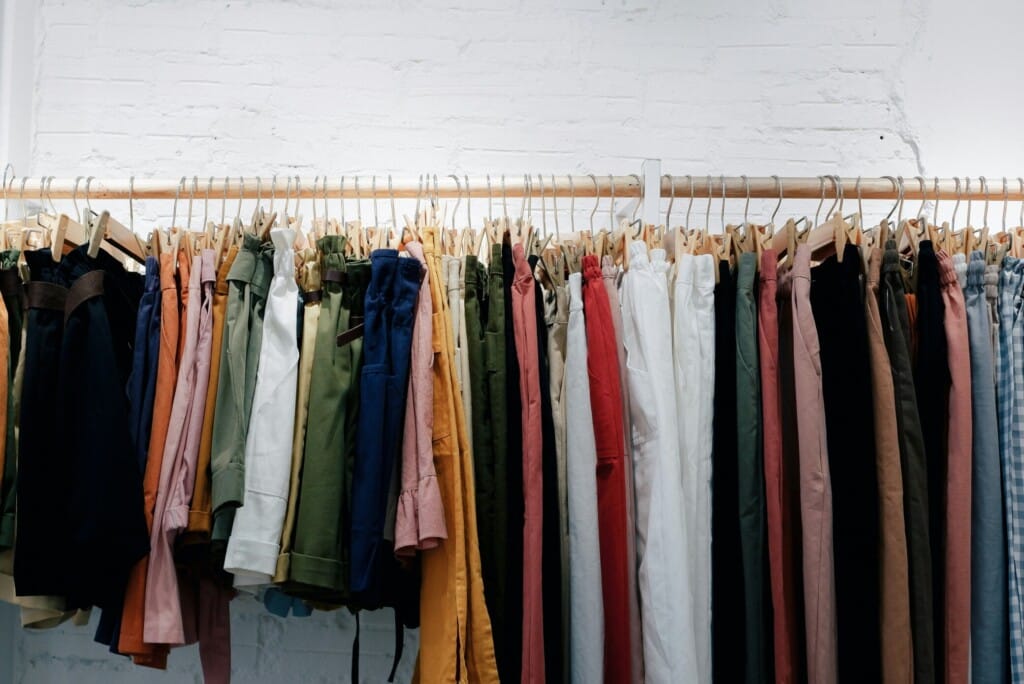Un portant rempli de vêtements serrés et de toutes les couleurs