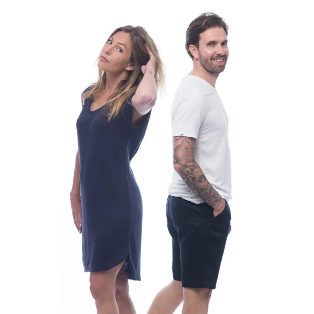 Deux mannequins portent des tenues de la marque Pango Lin : une femme en robe en lin bleue, et un homme en t-shirt et short en lin.