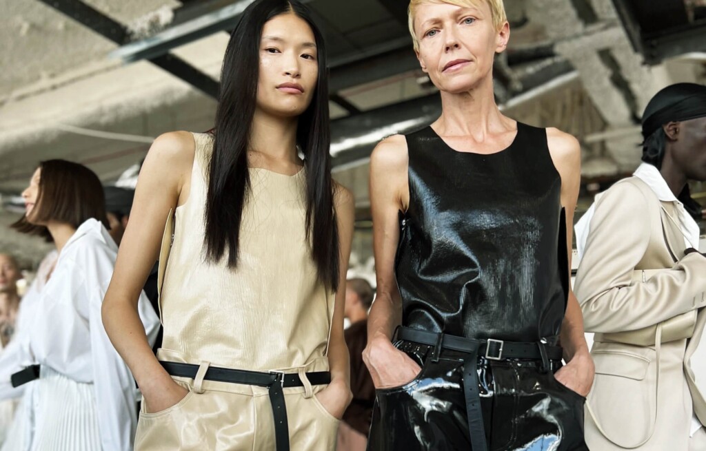 Deux mannequins portent des tenues en chitosane par le designer Peter Do