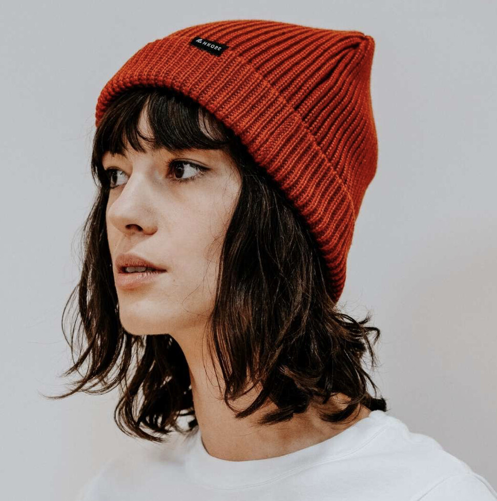 Une mannequin avec un bonnet rouge