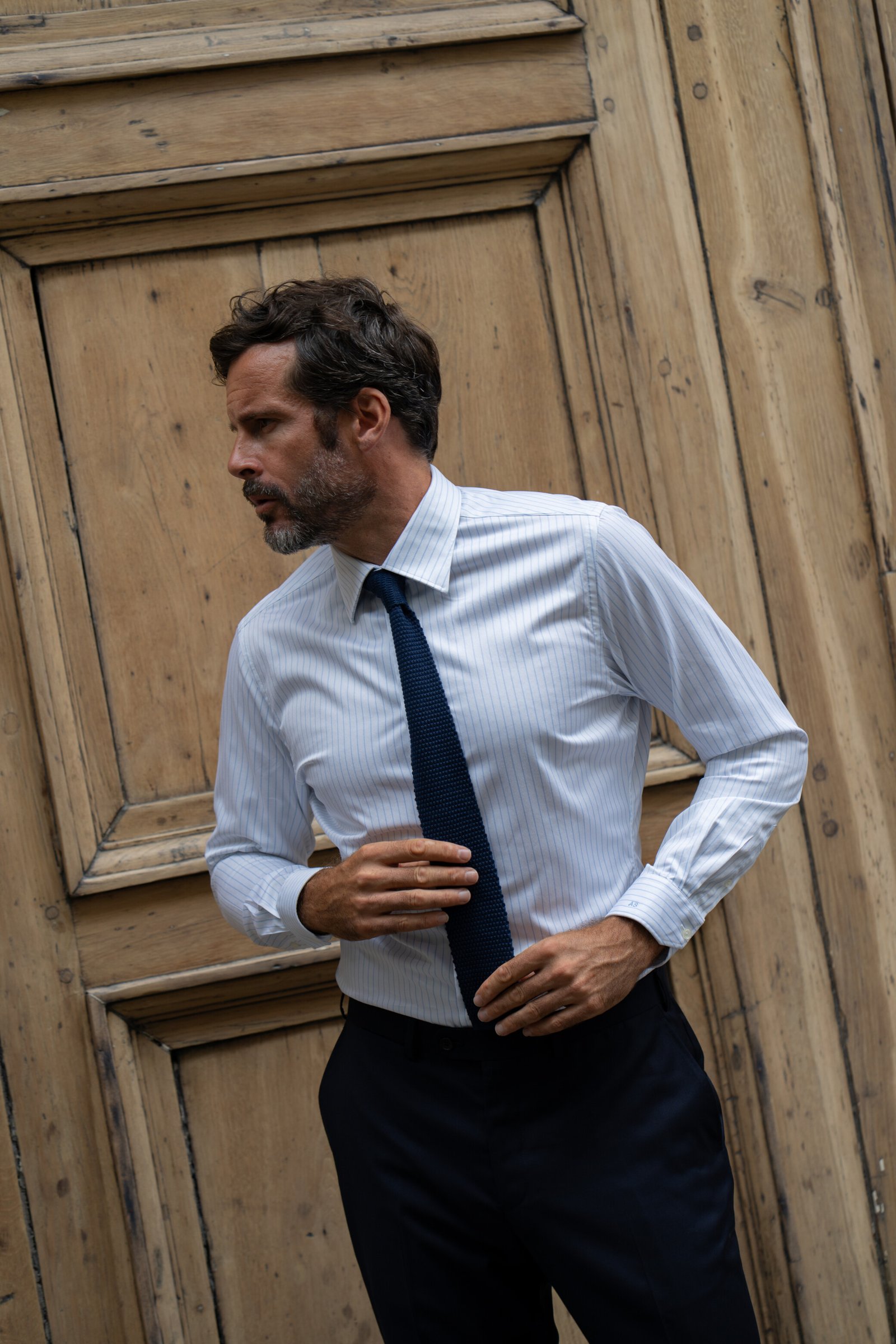 Homme-portant-une-chemise-le-chemiseur
