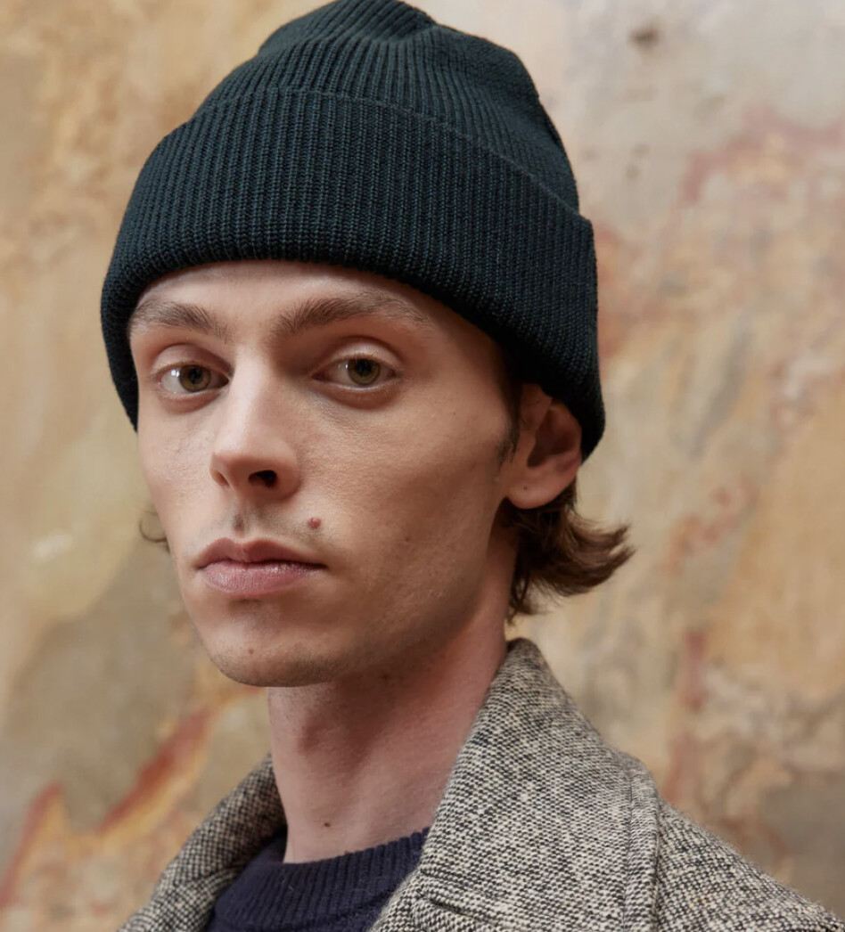 Un mannequin avec un bonnet vert sapin