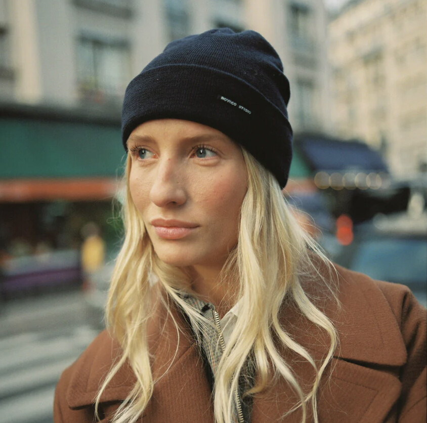 Une mannequin avec un bonnet bleu marine