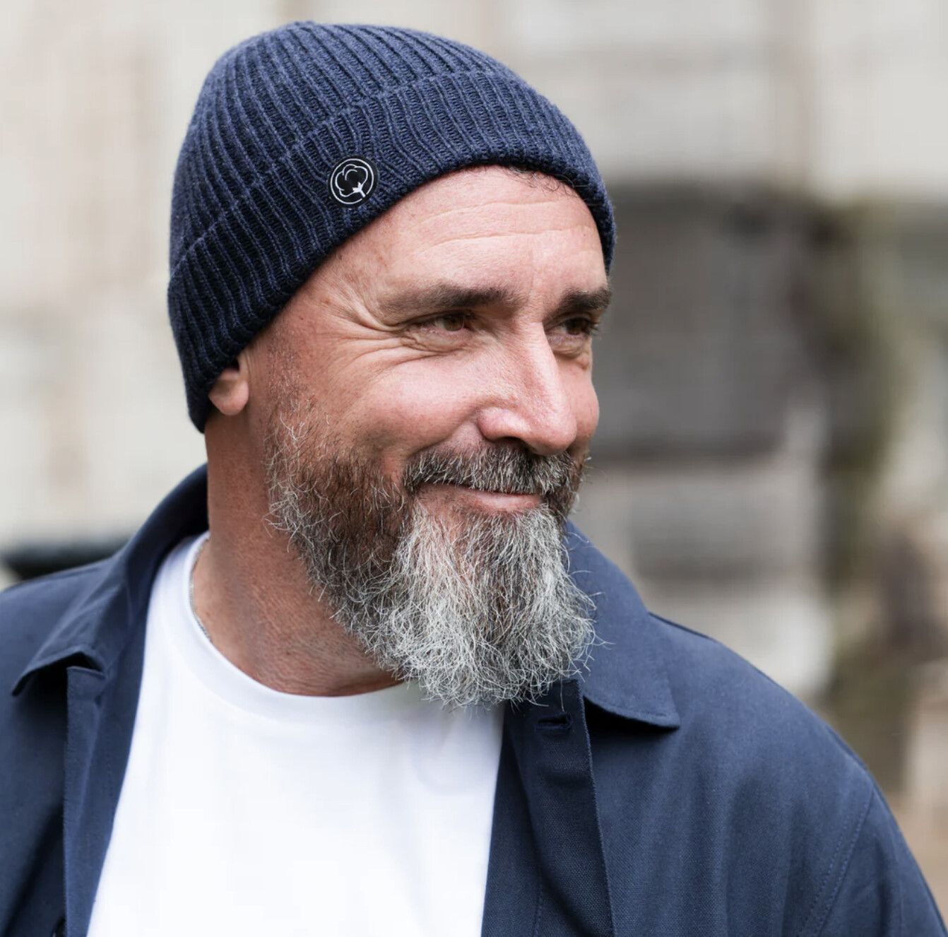 Un mannequin avec un bonnet bleu