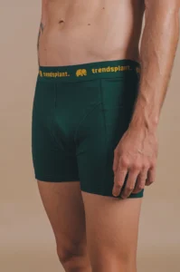 mannequin portant un caleçon vert