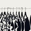 illustration-de-t-shirts-noirs-sur-cintre