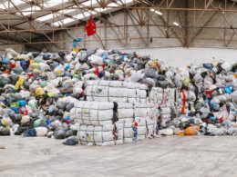 balles-textiles-dans-un-hangar