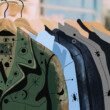 vêtements-de-seconde-main-sur-cintres