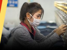 Une ouvriere chinoise dans une usine textile