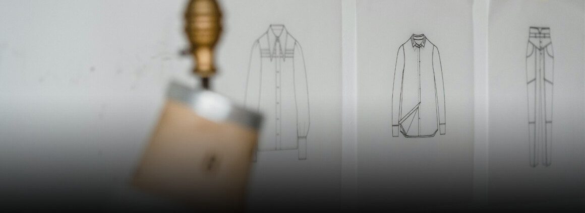 Banniere eco-concetion : un mannequin stockman dans un atelier avec, en fond, des croquis de vêtements
