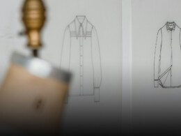 Banniere eco-concetion : un mannequin stockman dans un atelier avec, en fond, des croquis de vêtements
