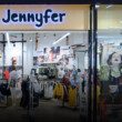 Devanture de magasin Jennyfer dans un centre commercial