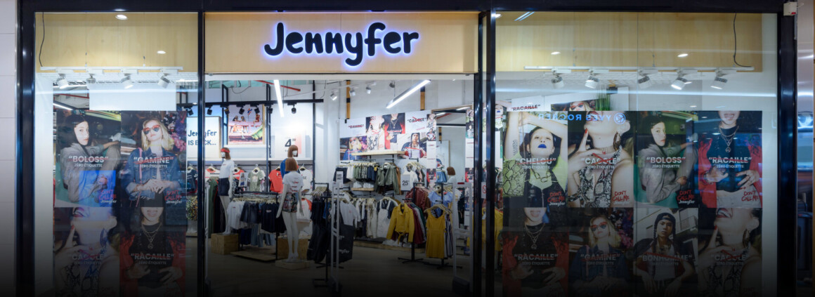 Devanture de magasin Jennyfer dans un centre commercial