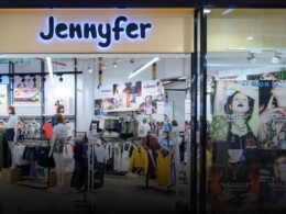 Devanture de magasin Jennyfer dans un centre commercial