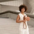 femme-ensemble-beige-sac-marron