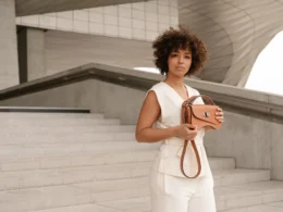 femme-ensemble-beige-sac-marron