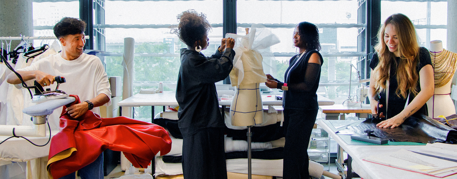 4-personnes-contente-atelier-couture
