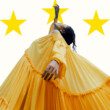 feme-robe-jaune-etoile-europe