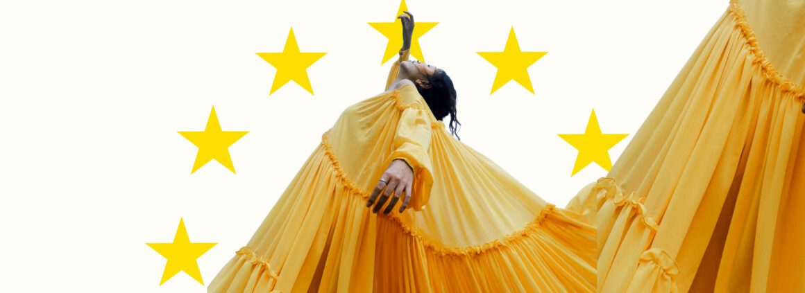 feme-robe-jaune-etoile-europe