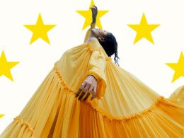 feme-robe-jaune-etoile-europe