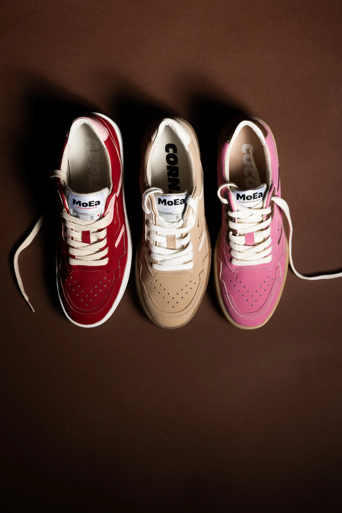 Trois baskets rouge, beige et rose