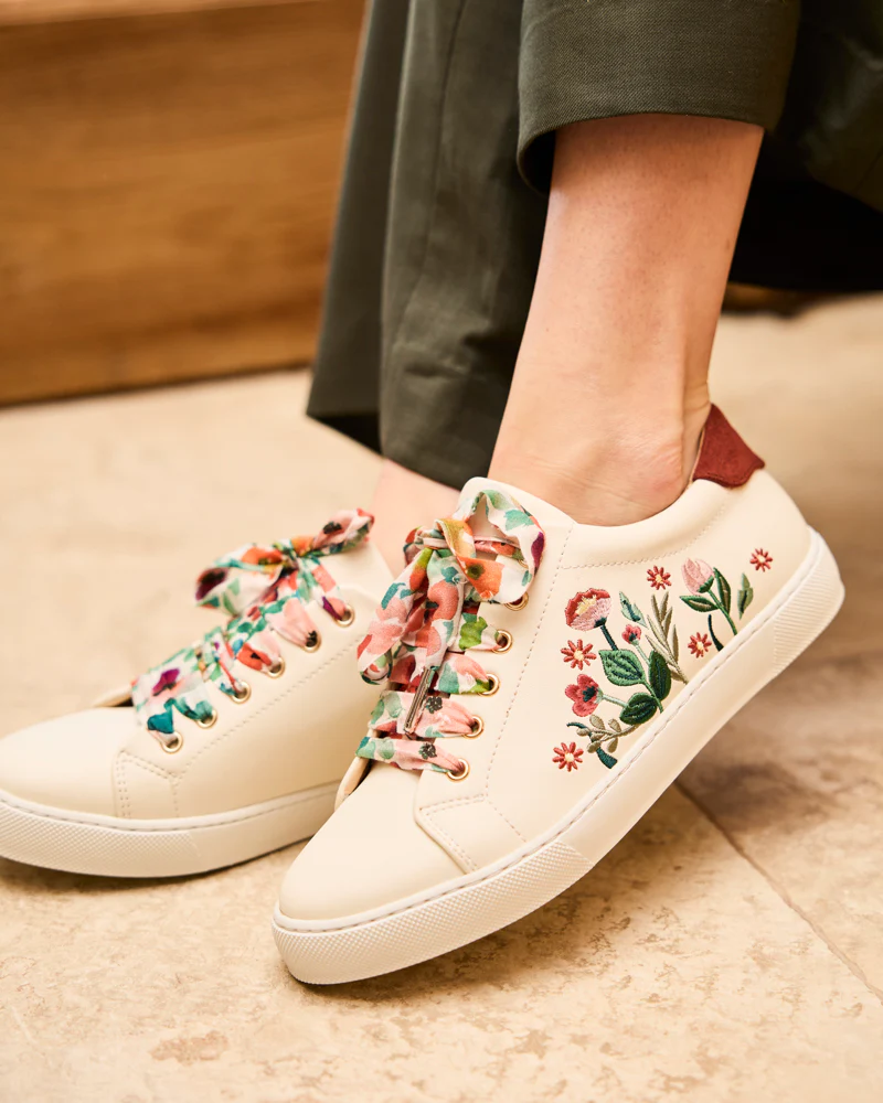 baskets blanches avec des détails brodés colorés