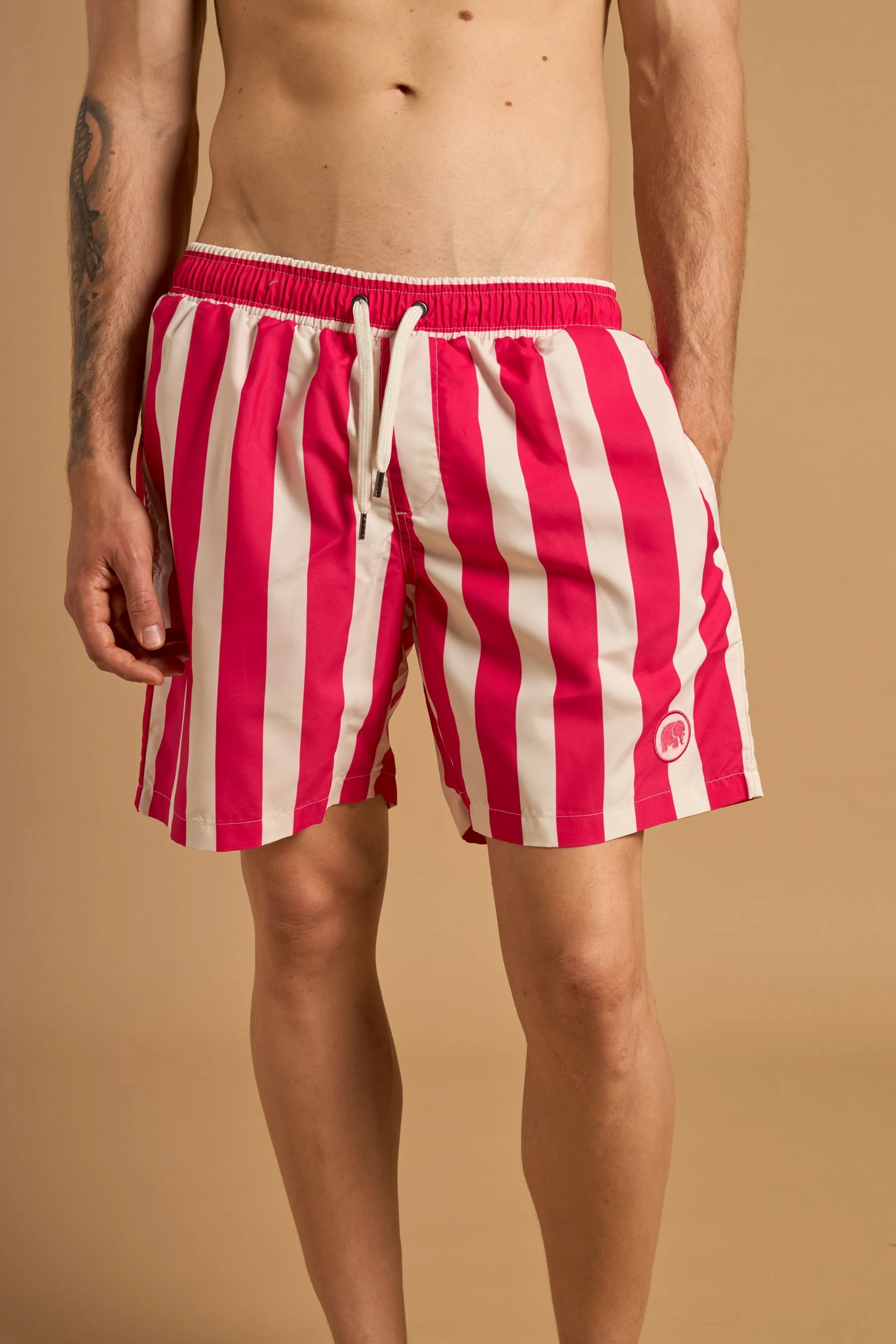 maillot de bain blanc à rayures rouges