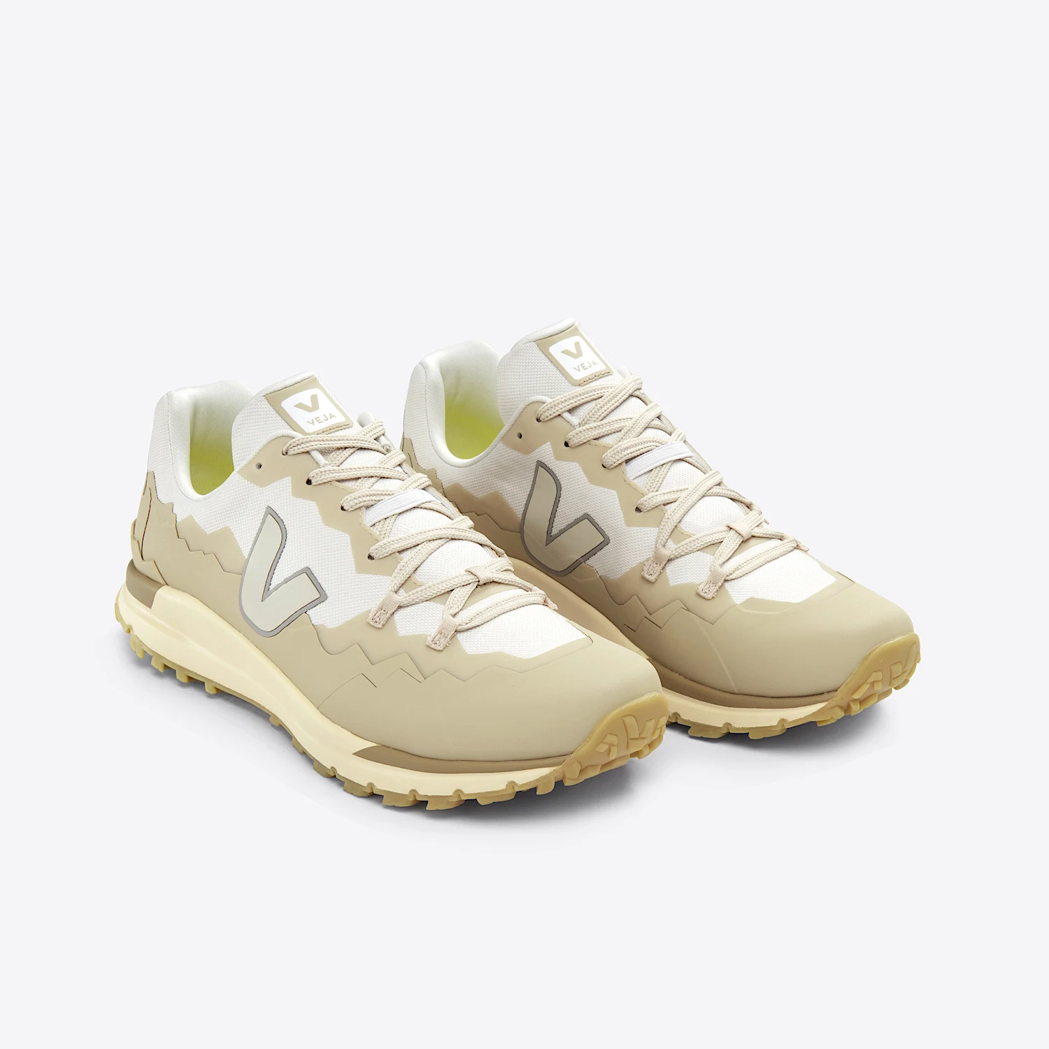 paire de baskets blanches et beige