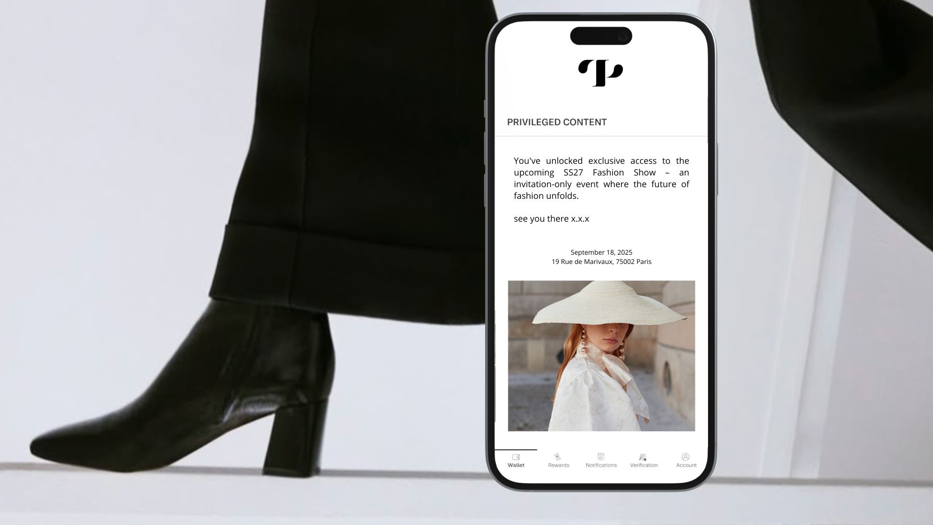 mockup-telephone-chaussure-noire-pantalon