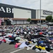kiabi-centre-commercial-pile-de-vetements-usages