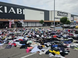 kiabi-centre-commercial-pile-de-vetements-usages