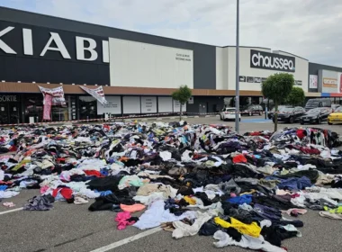 kiabi-centre-commercial-pile-de-vetements-usages