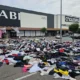 kiabi-centre-commercial-pile-de-vetements-usages