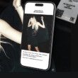 femme-bloande-telephone-qr-code