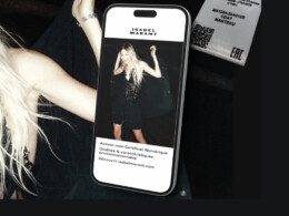 femme-bloande-telephone-qr-code