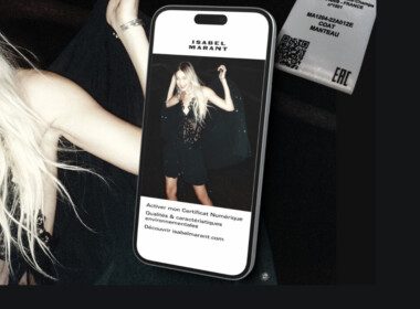 femme-bloande-telephone-qr-code