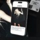 femme-bloande-telephone-qr-code