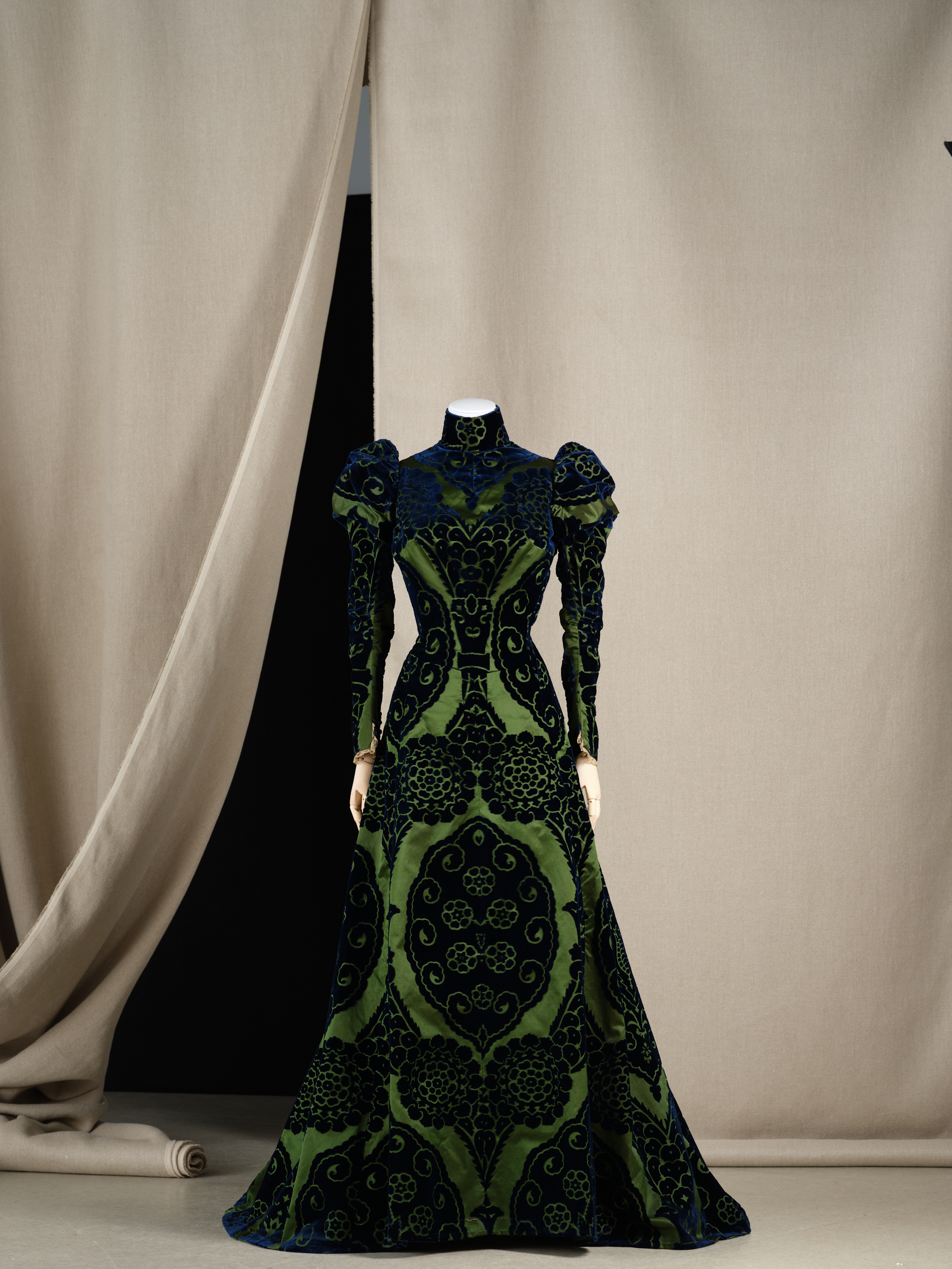 robe-tea-gown-charles-worth-expo-paris