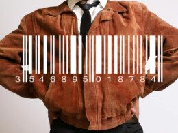 homme-code-barre-blanc-veste-daim