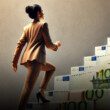 femme-montant-escalier-billets-euros