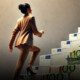 femme-montant-escalier-billets-euros