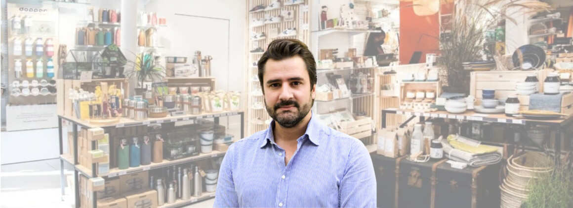 jacques-pons-ceo-altermundi-magasin-en-fond
