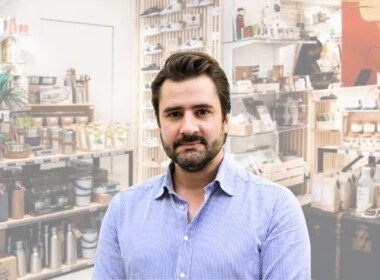 jacques-pons-ceo-altermundi-magasin-en-fond