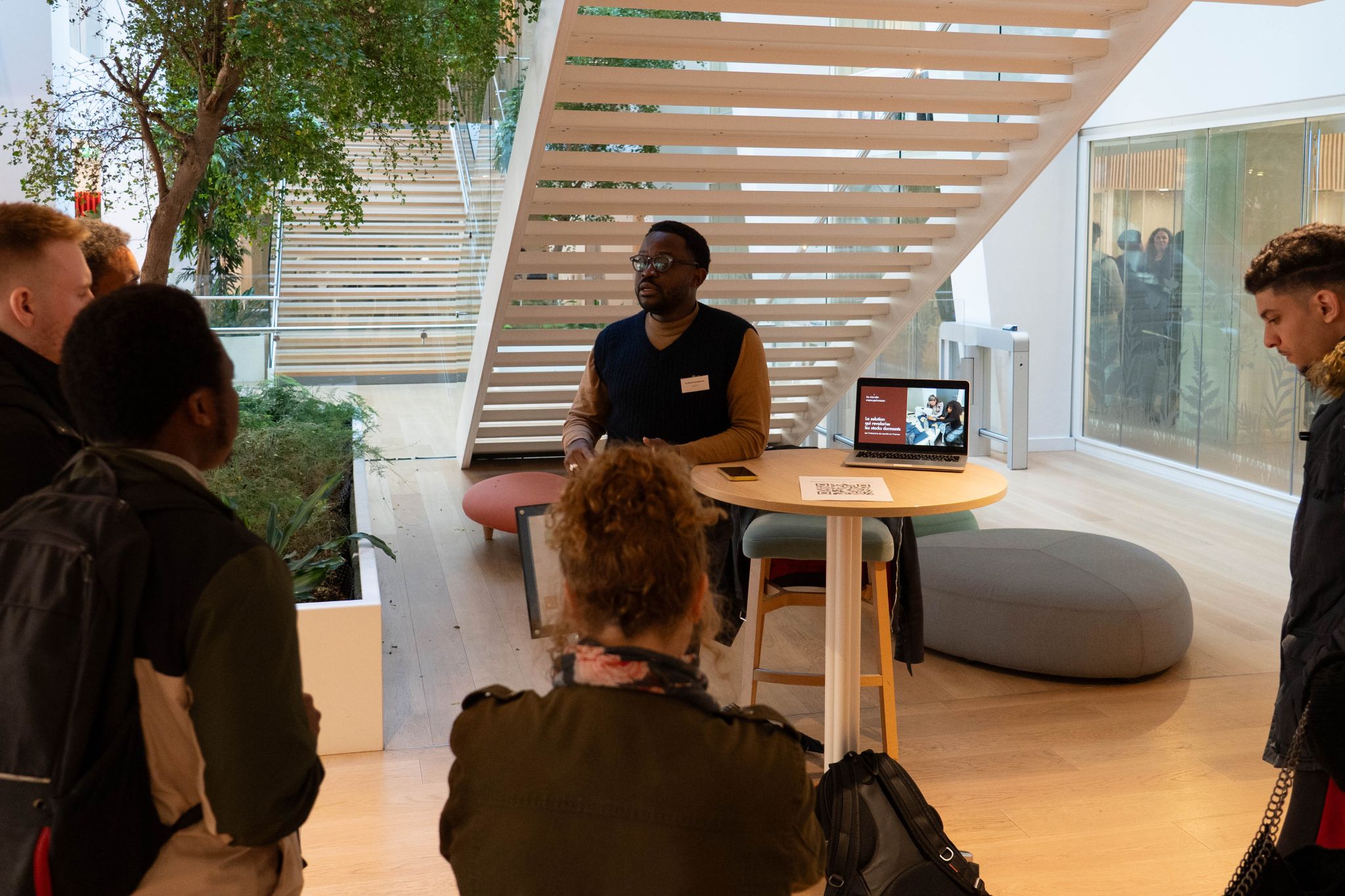 homme-presentation-entreprise